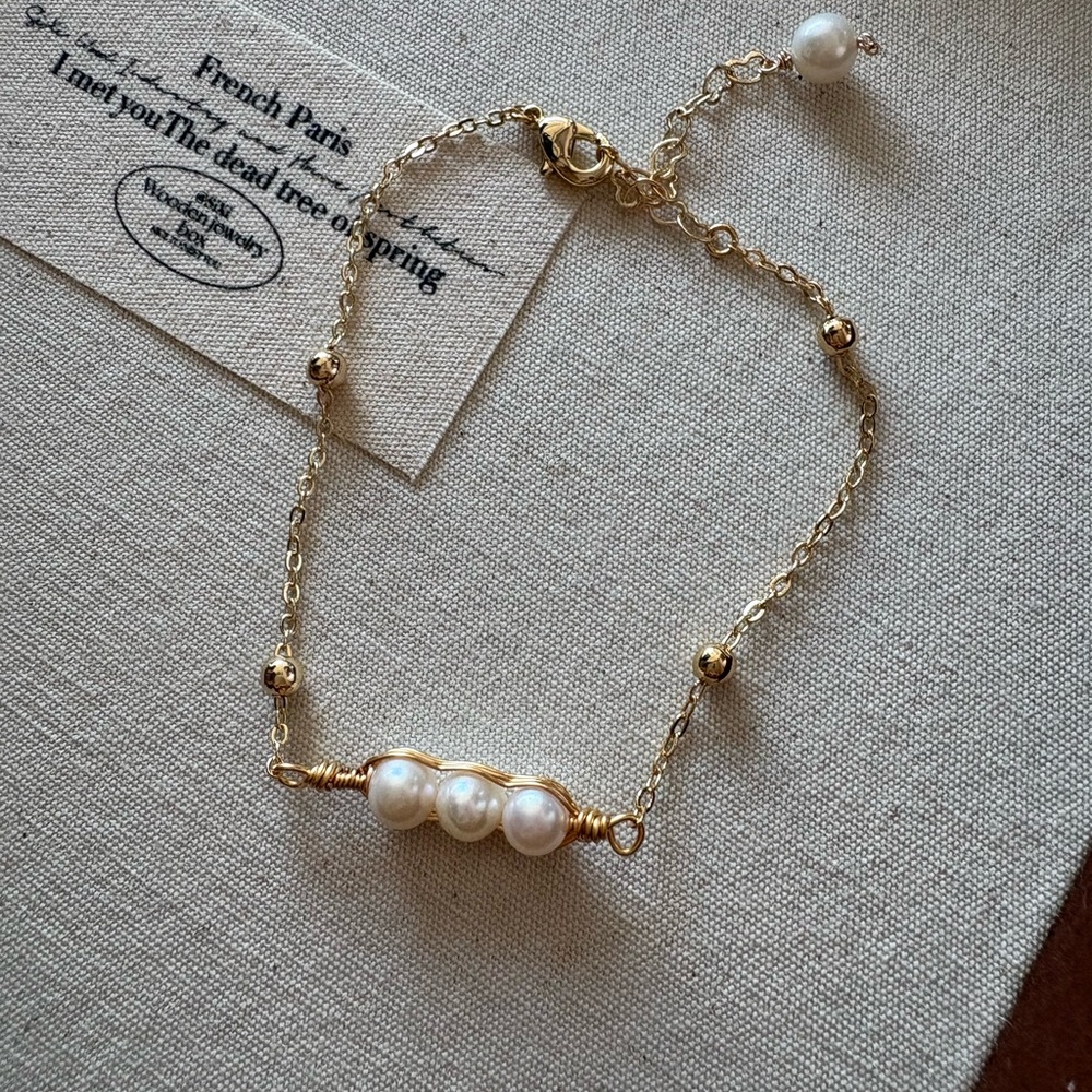 Elegant Gold plated and Pearl pea style Bracelet